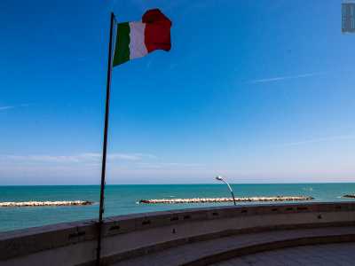 Nella foto Marlene si trova proprio nel punto in cui ci troviamo noi ora, l� dove il cielo azzurro si confonde quasi con il mare, l� dove viene voglia di volare